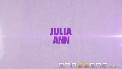 Julia Ann - Julia Ann gets a juicy massage with her huge fake tits bouncing - sexu.com