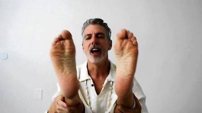 DILF Richard Lennox Shows Off His Feet In Yoga Session - drtuber