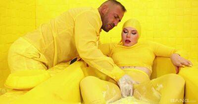 Yellow kinks in smashing latex fetish for a pretty slutty MILF - xbabe.com